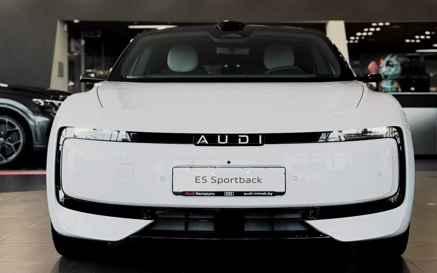 Audi E5 белого цвета на фото