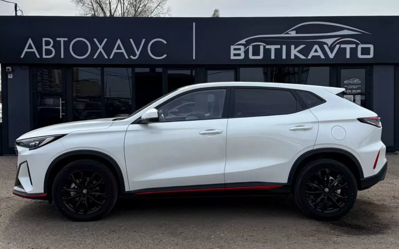 автомобиль Changan X5 Plus