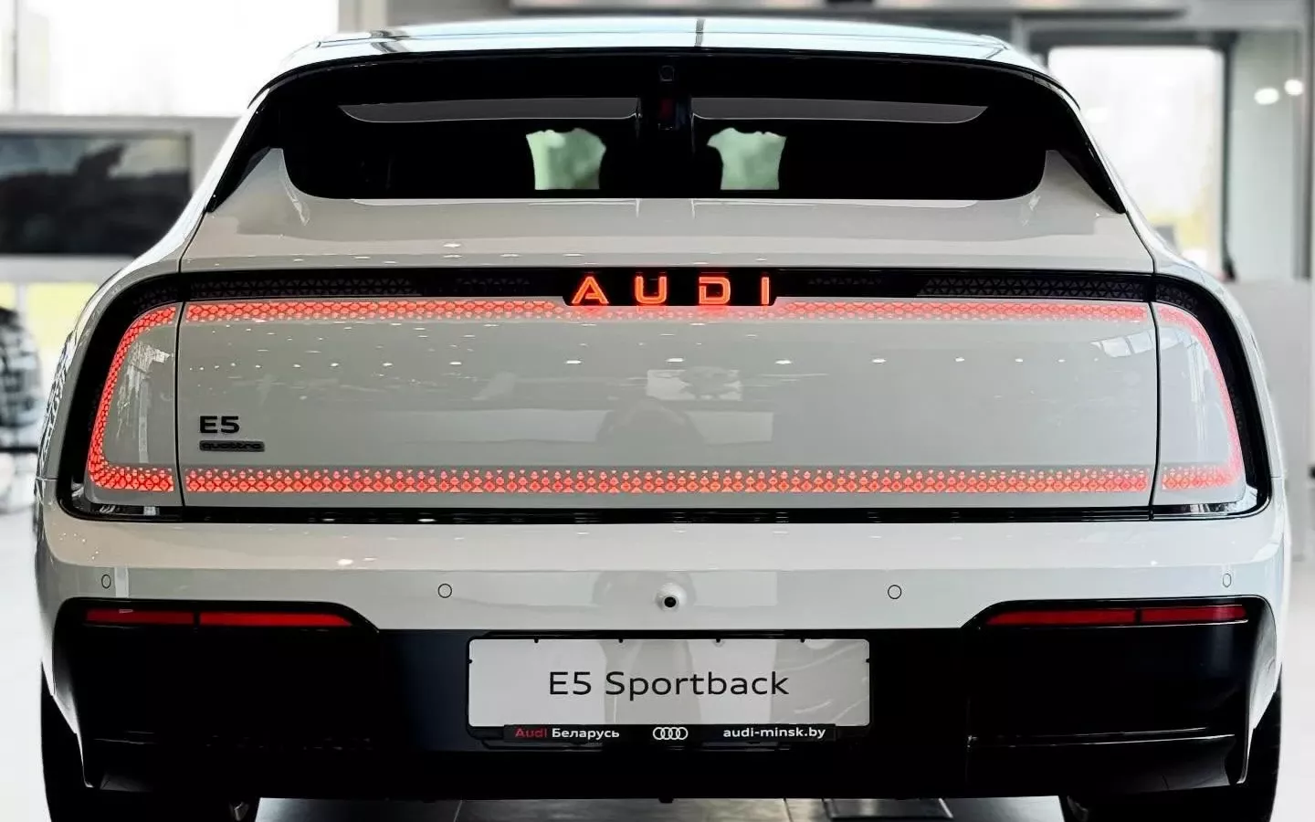 Audi E5 белого цвета на фото